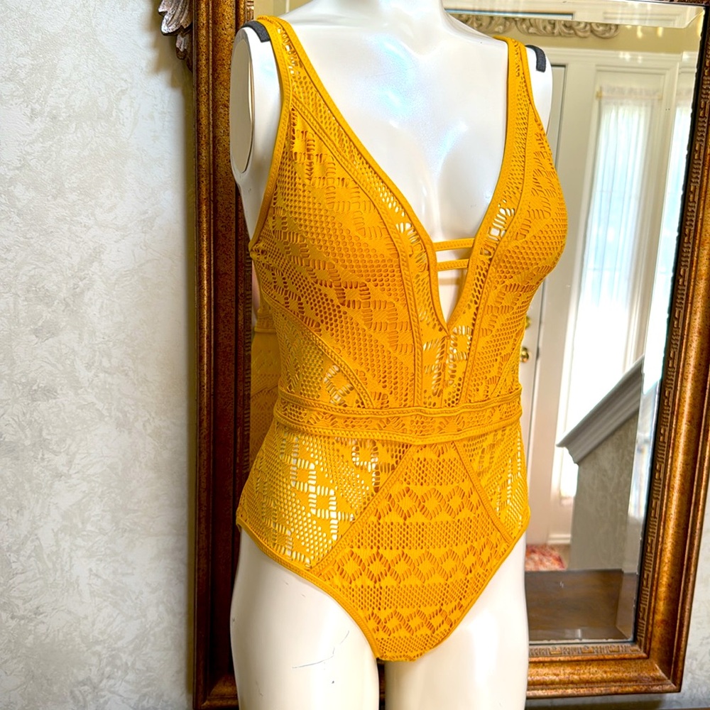 New BECCA Mustard Yellow Lace One Piece Swimsuit. Sz L. Ladder cutout in front. - Picture 10 of 15